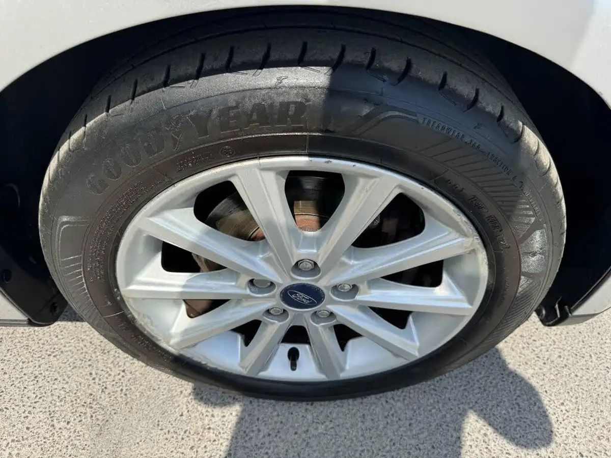 2015-ford-focus-10-titanium-t-125ps-hatchback-big-41