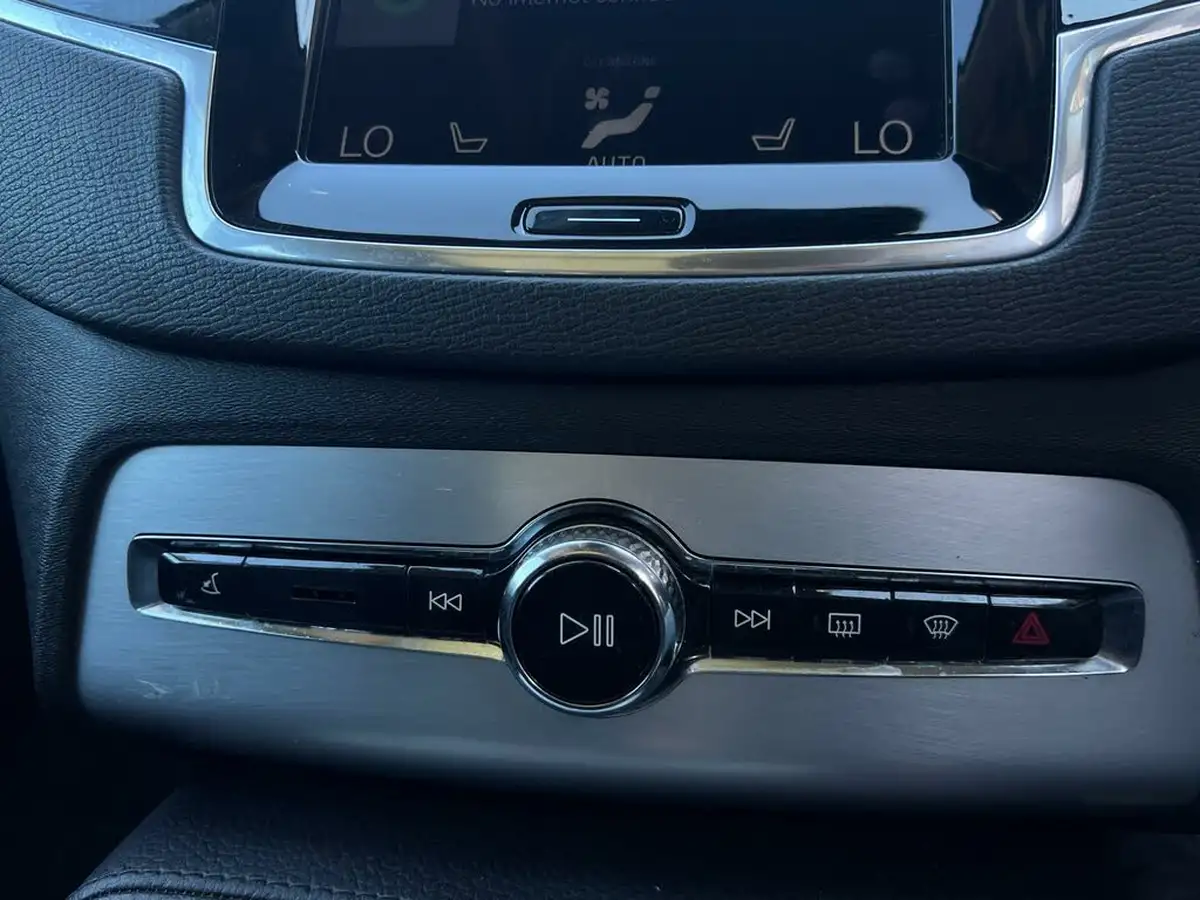 2017-volvo-xc90-20-t8-momentum-momentum-hybrid-auto-big-53