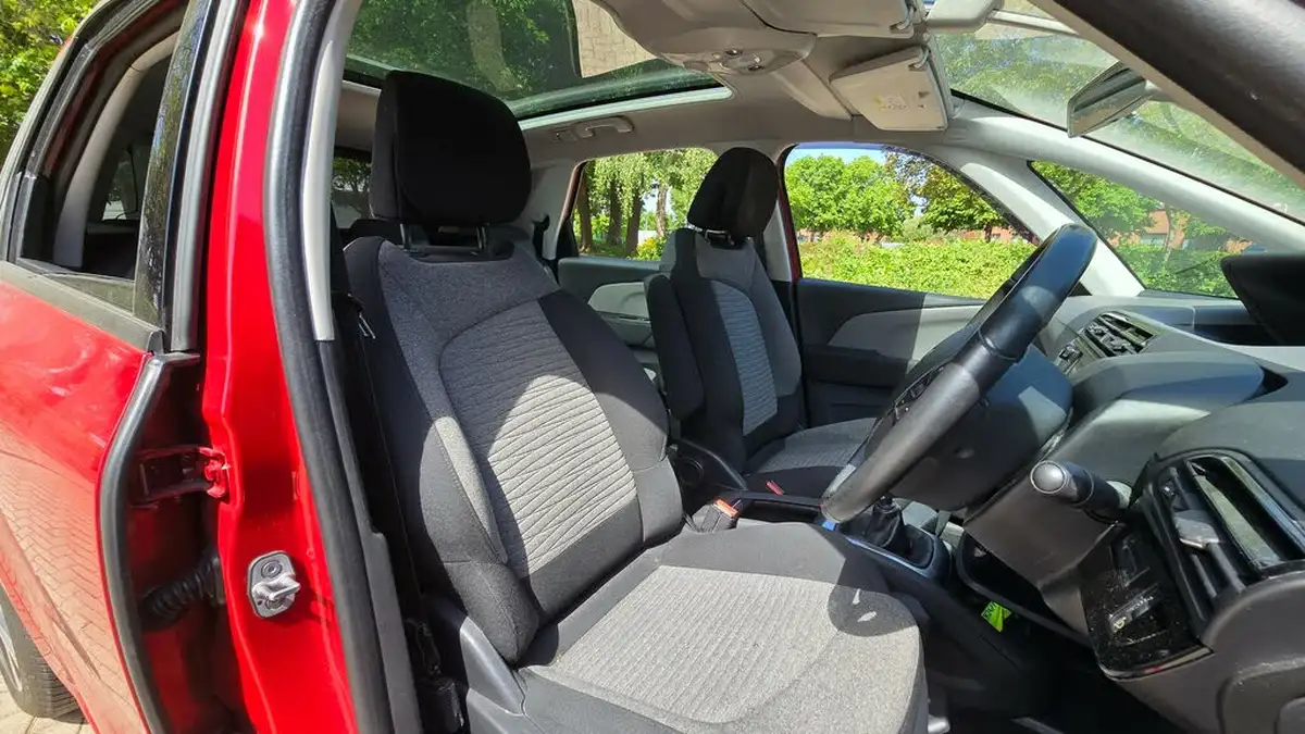 2015-citroen-c4-picasso-16bluehdi-selection-big-38