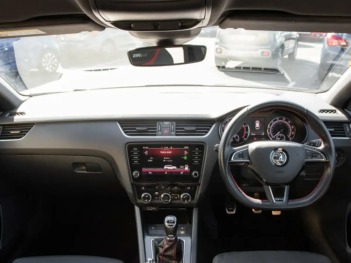 2019-skoda-octavia-20-tsi-vrs-estate-big-2