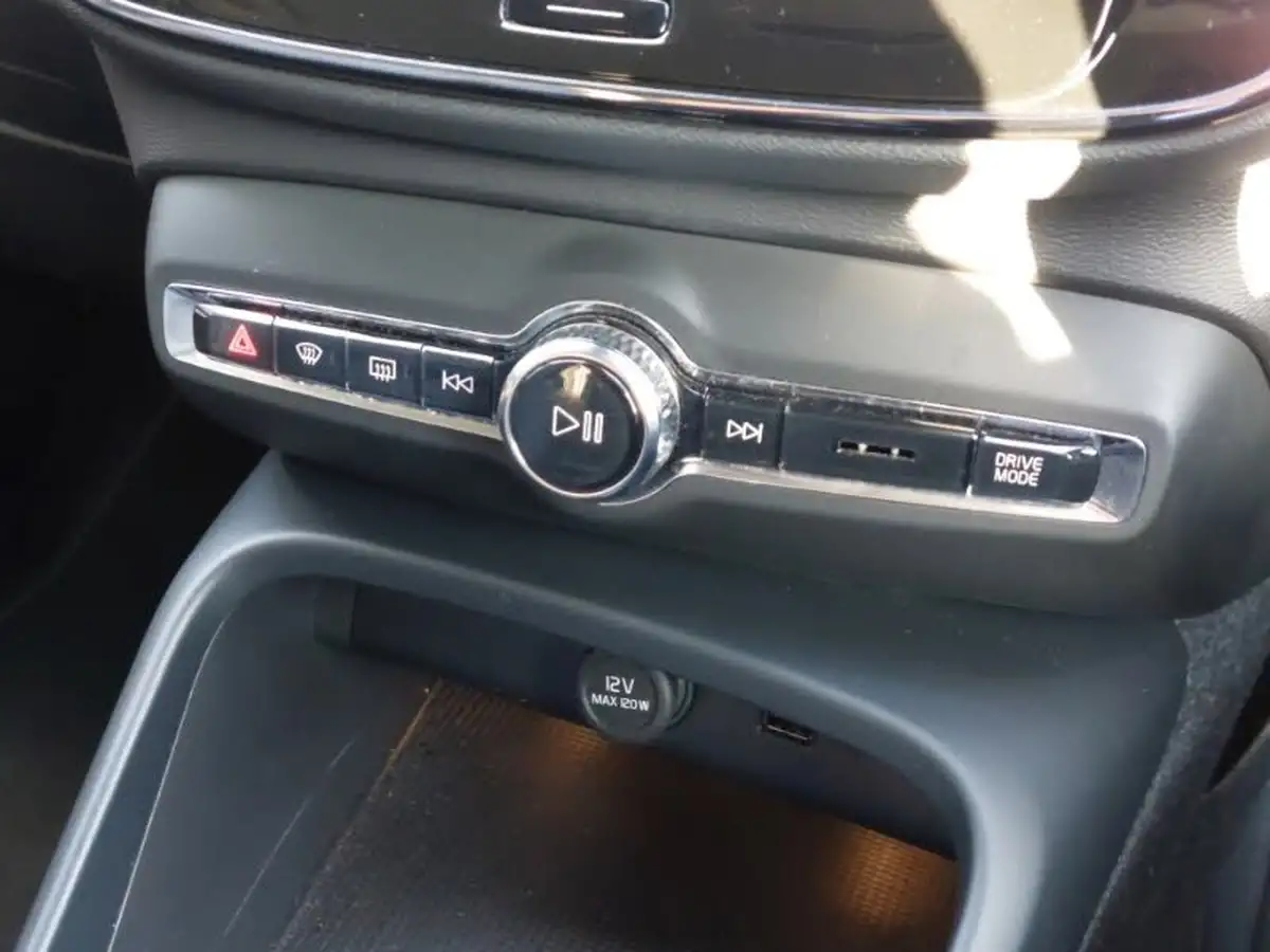 2022-volvo-xc40-15-t4-inscription-big-15