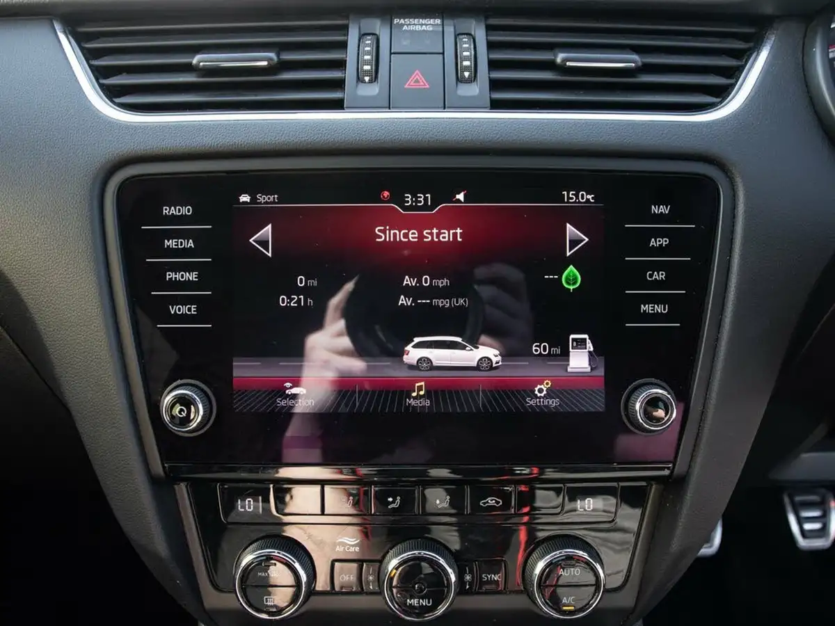 2019-skoda-octavia-20-tsi-vrs-estate-big-26
