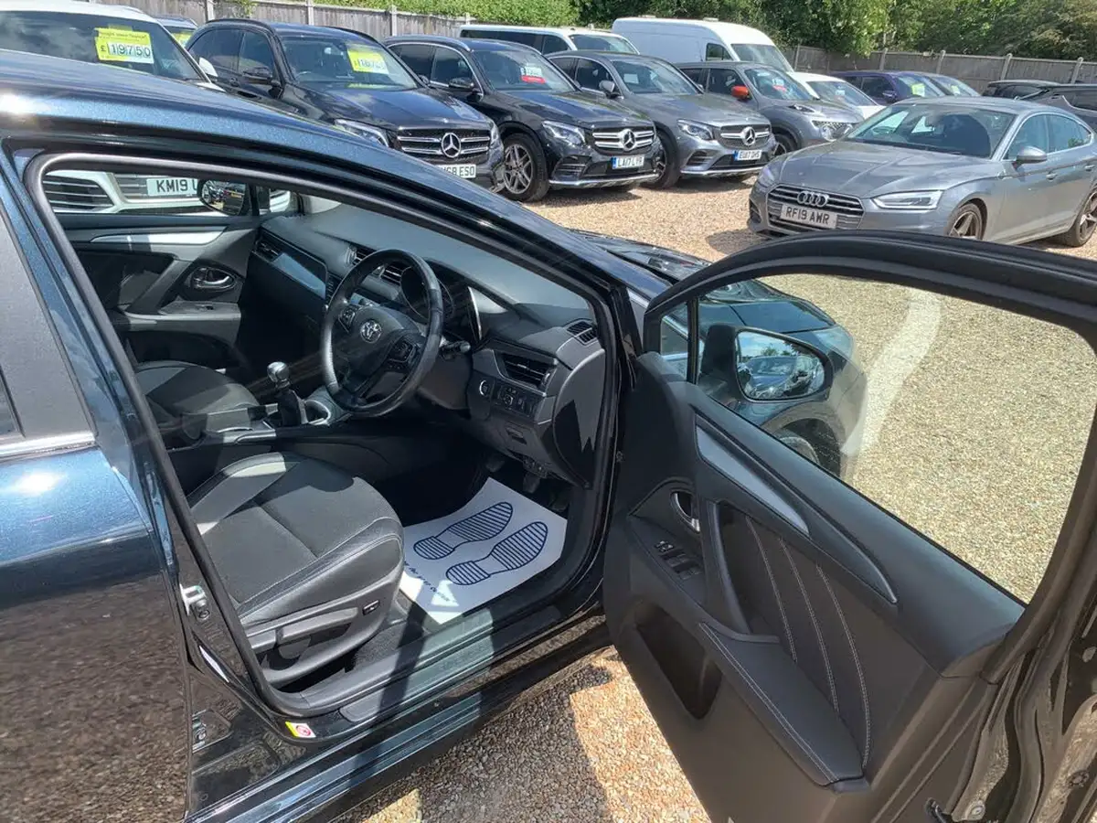 2017-toyota-avensis-20d-4d-business-edition-plus-saloon-4d-big-8