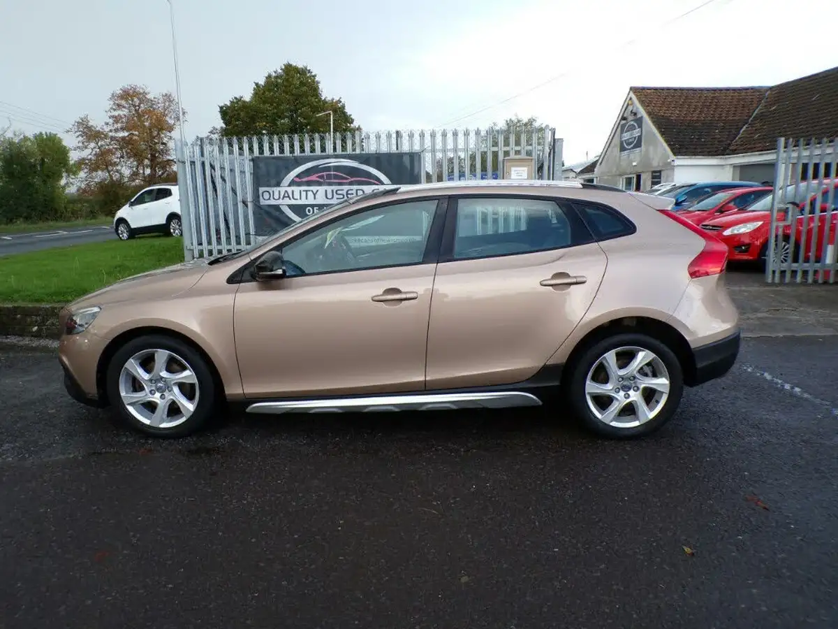 2014-volvo-v40-16td-d2-cross-country-lux-big-4