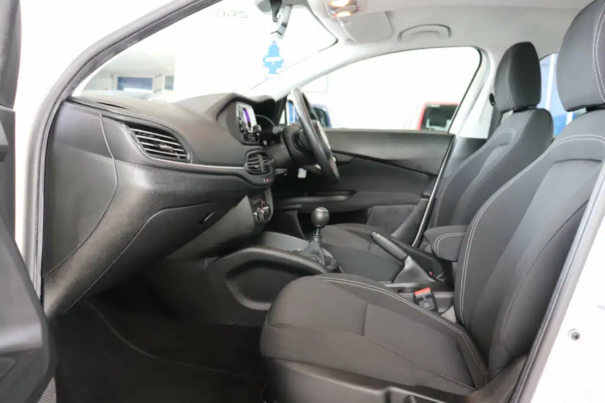2016-fiat-tipo-14-easy-hatchback-big-33