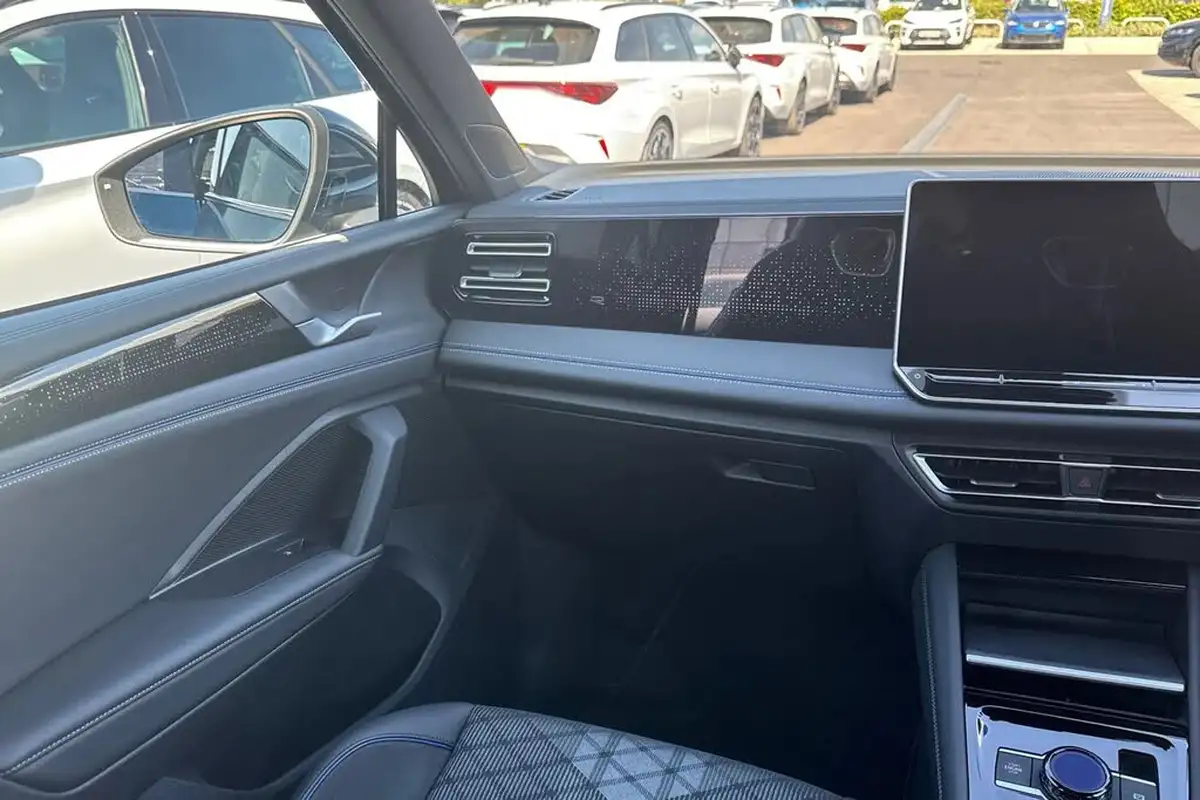 2024-volkswagen-tiguan-15-etsi-r-line-big-18