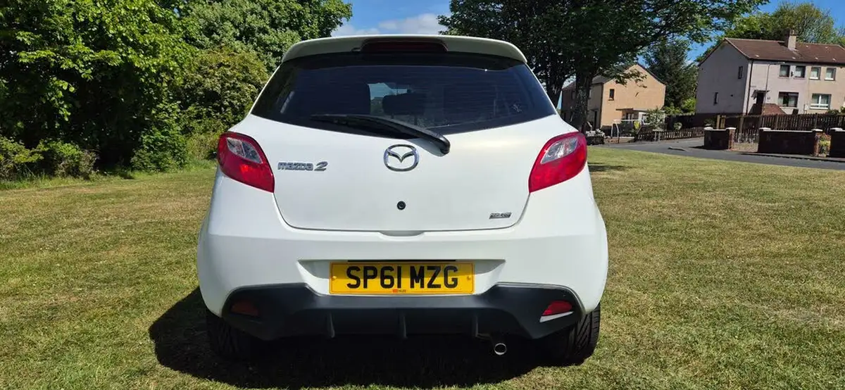 2011-mazda-mazda2-13-black-big-8