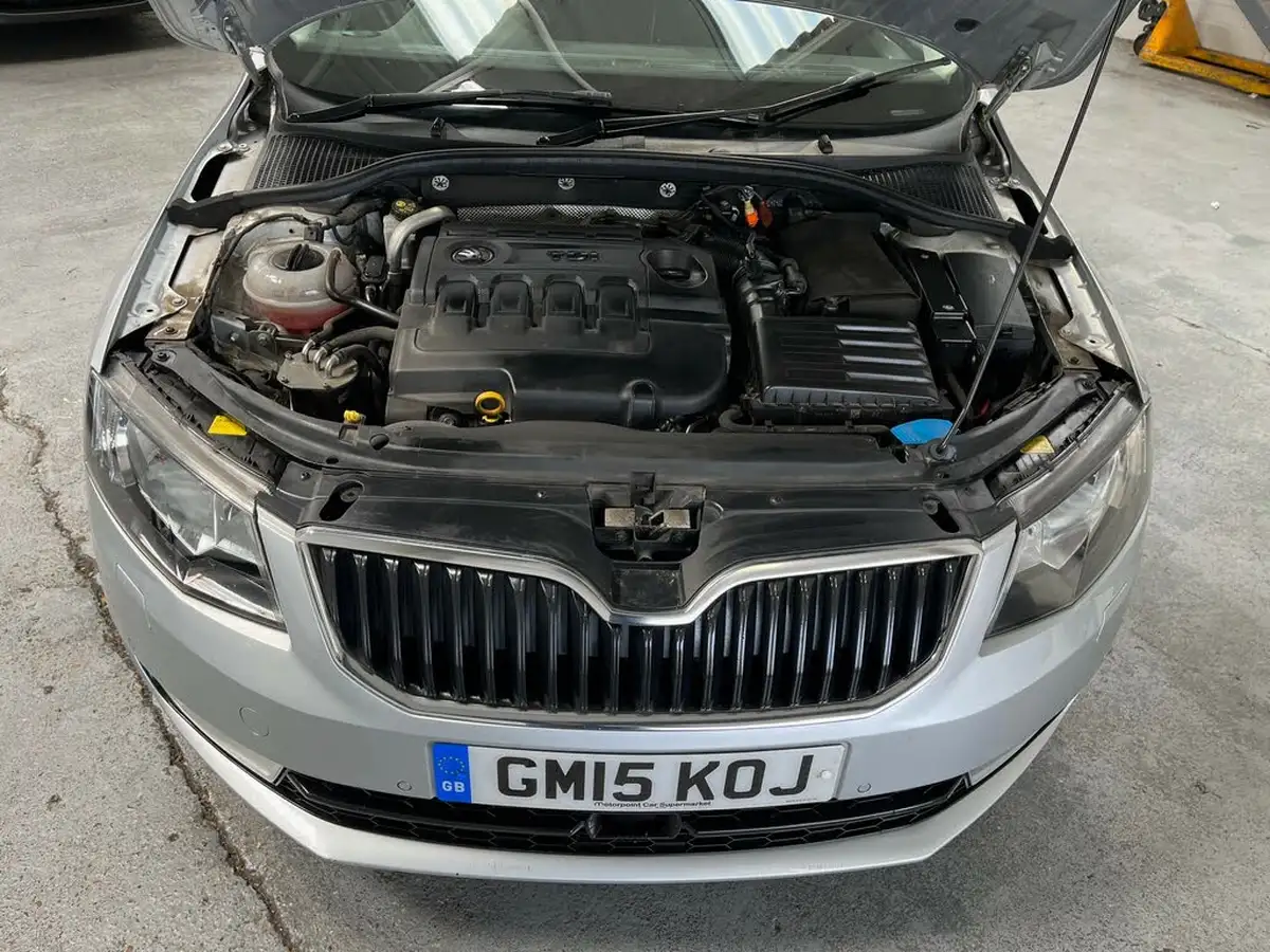 2015-skoda-octavia-20tdi-elegance-hatchback-big-16