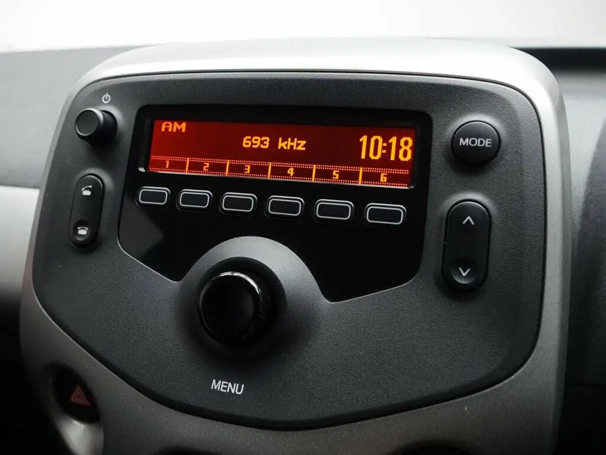 2015-toyota-aygo-10-vvt-i-x-play-5d-x-shift-big-25