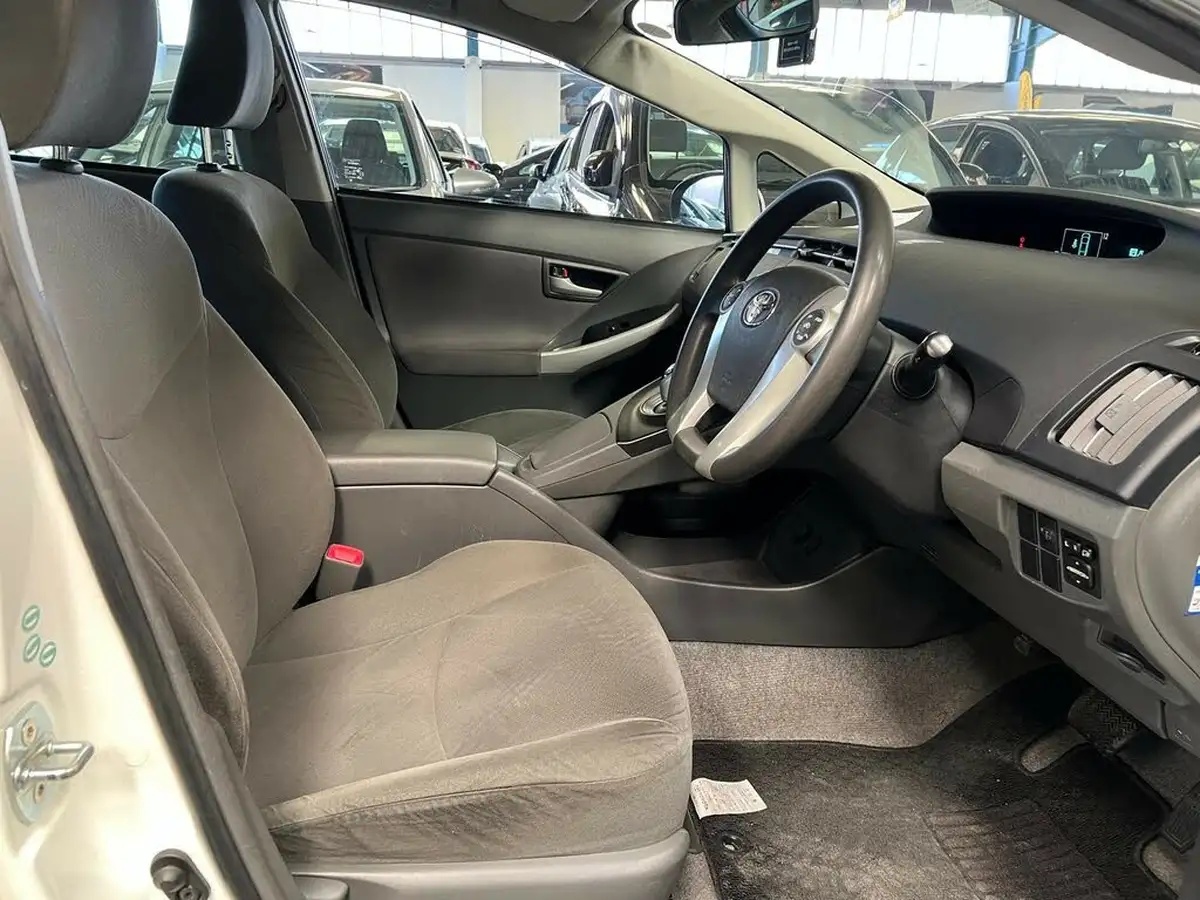 2011-toyota-prius-big-15