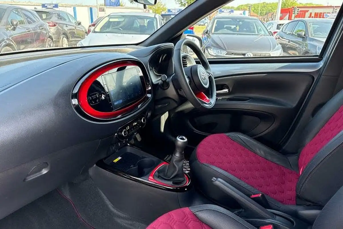 2023-toyota-aygo-x-10-vvt-i-undercover-big-17