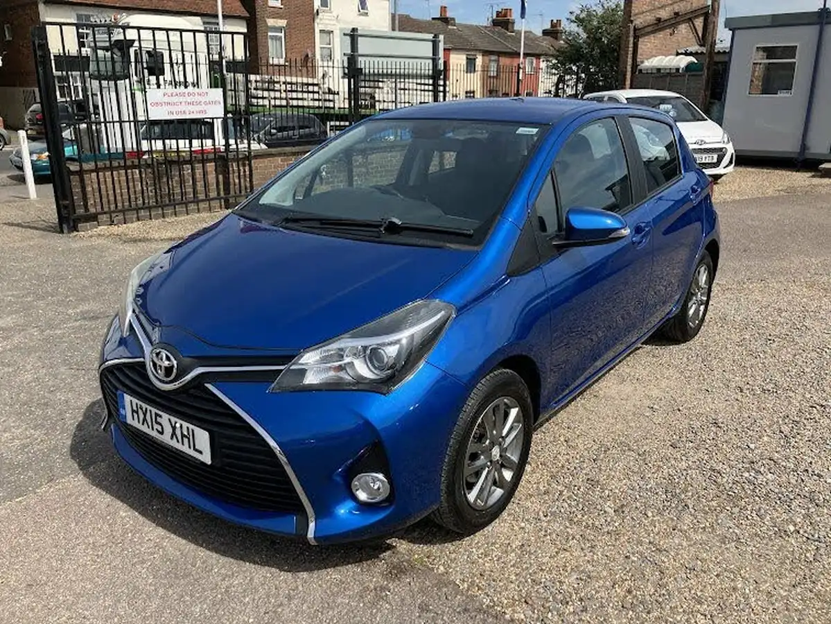 2015-toyota-yaris-133-icon-vvt-i-5d-big-4