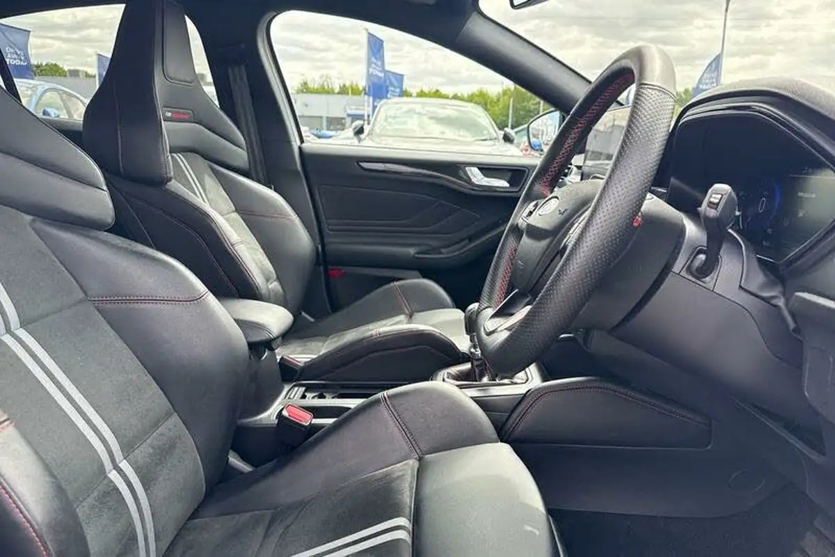 2022-ford-focus-23t-st-hatchback-big-16