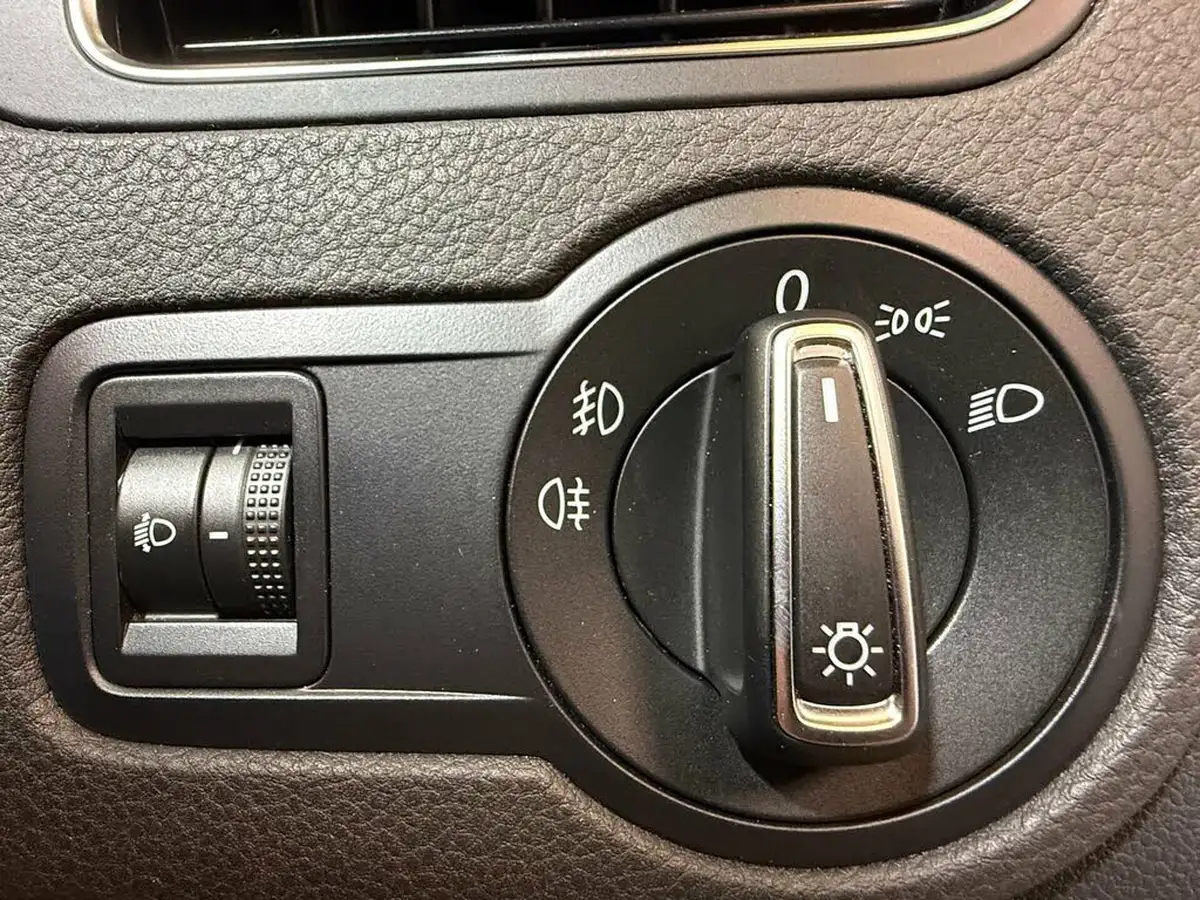 2016-volkswagen-polo-12-tsi-match-5d-dsg-big-20
