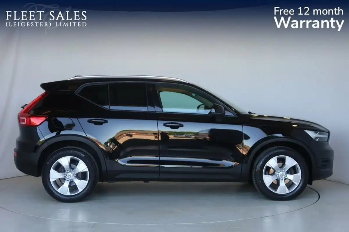 2022-volvo-xc40-15-t3-momentum-auto-big-1