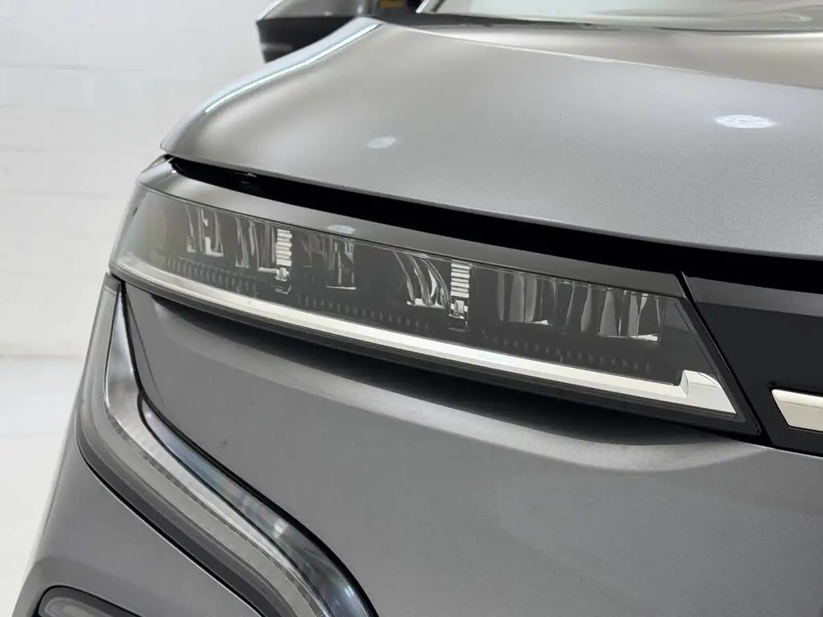 2025-renault-megane-e-tech-e-iconic-big-26