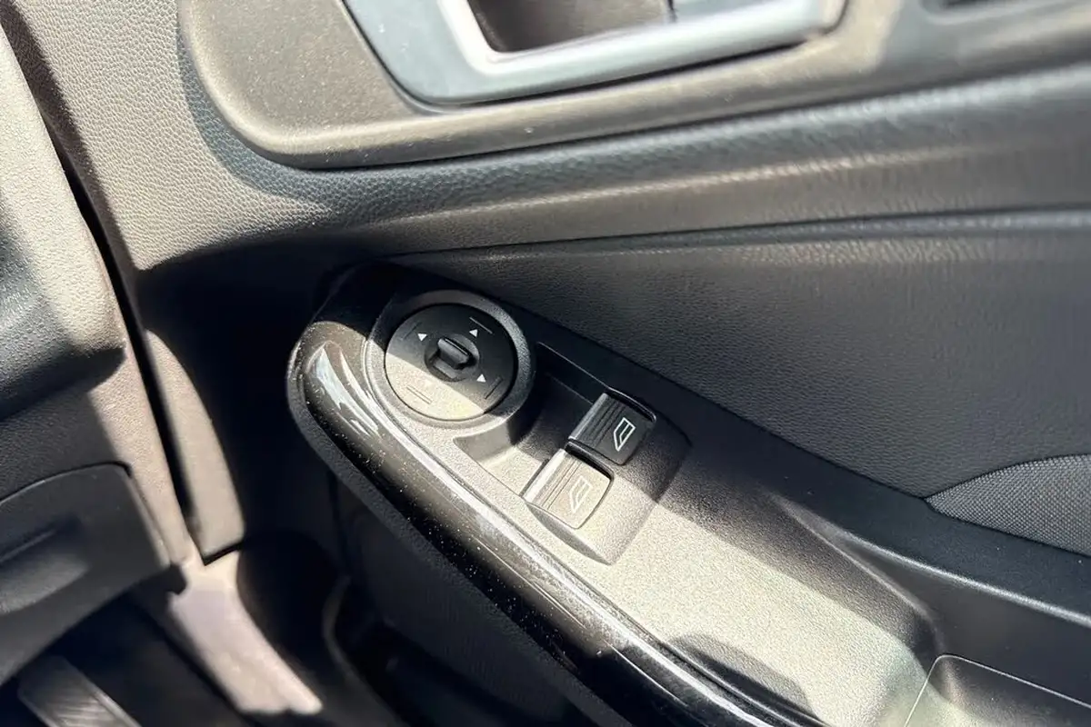 2017-ford-fiesta-125-zetec-3d-big-35