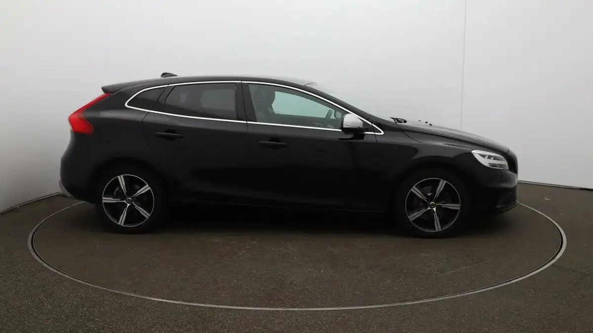 2019-volvo-v40-20-t2-r-design-edition-big-48