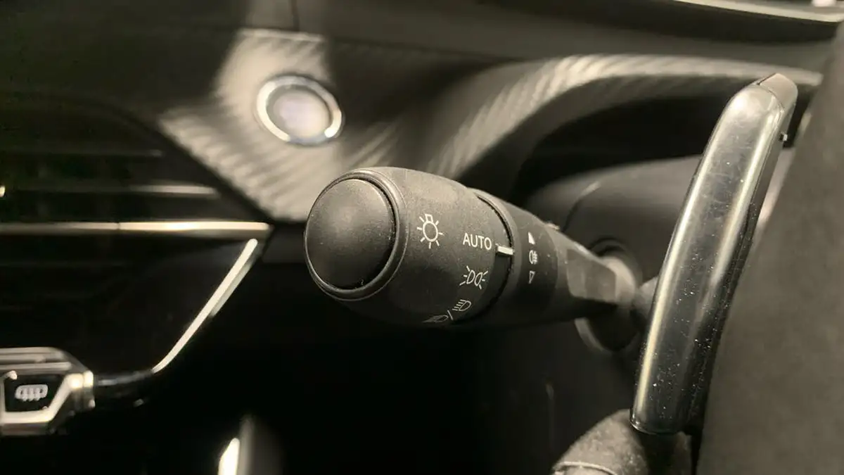 2022-peugeot-208-12-puretech-allure-premium-100bhp-eat8-big-26