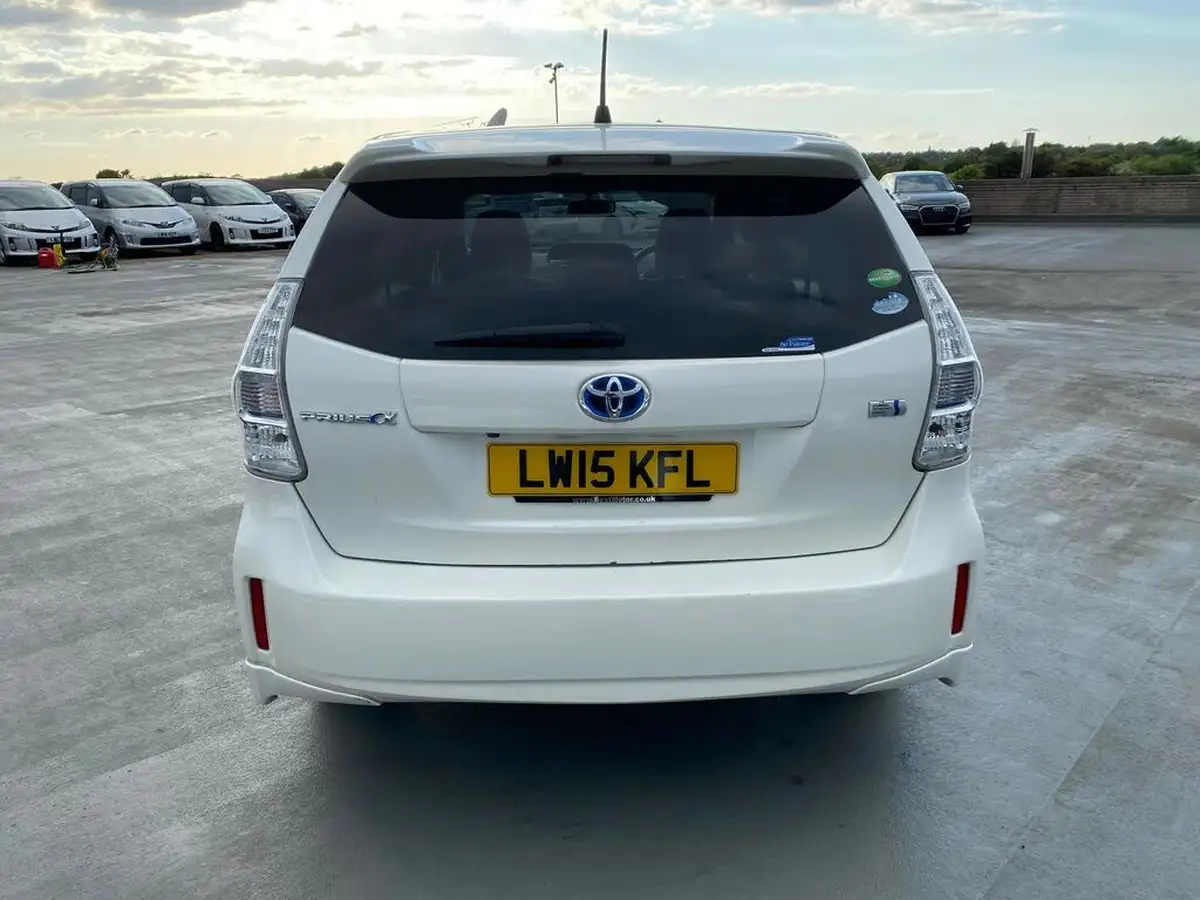 2015-toyota-prius-big-11