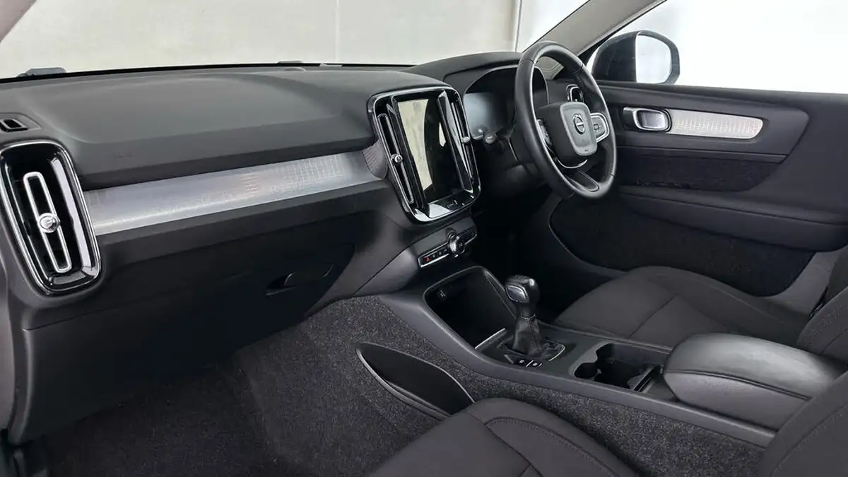 2021-volvo-xc40-15-t3-momentum-161bhp-big-13
