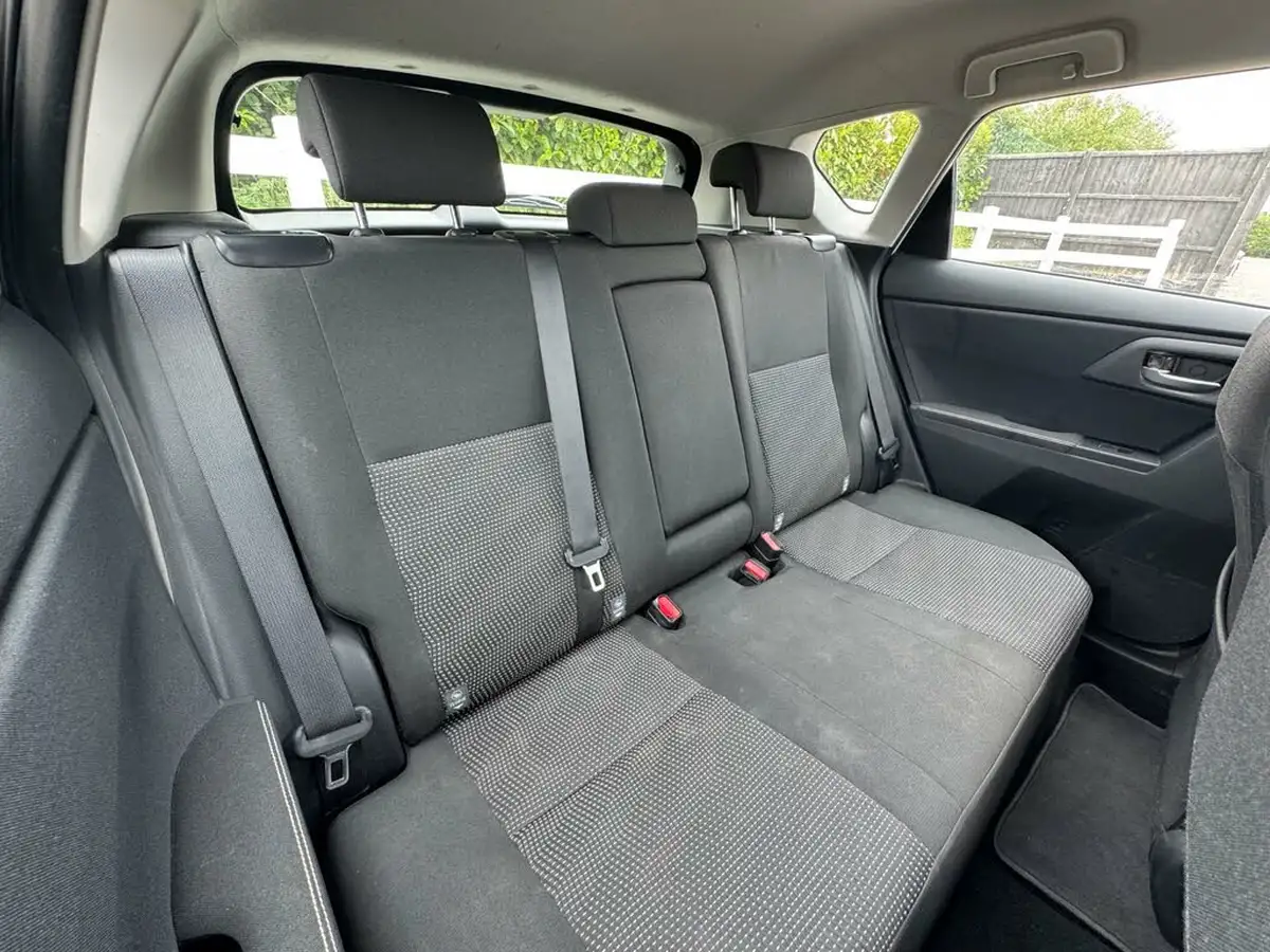 2013-toyota-auris-16-icon-hatchback-big-12