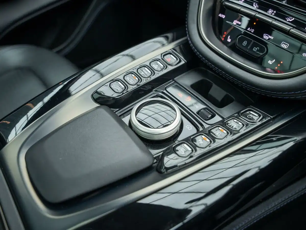 2021-aston-martin-dbx-40-v8-big-15