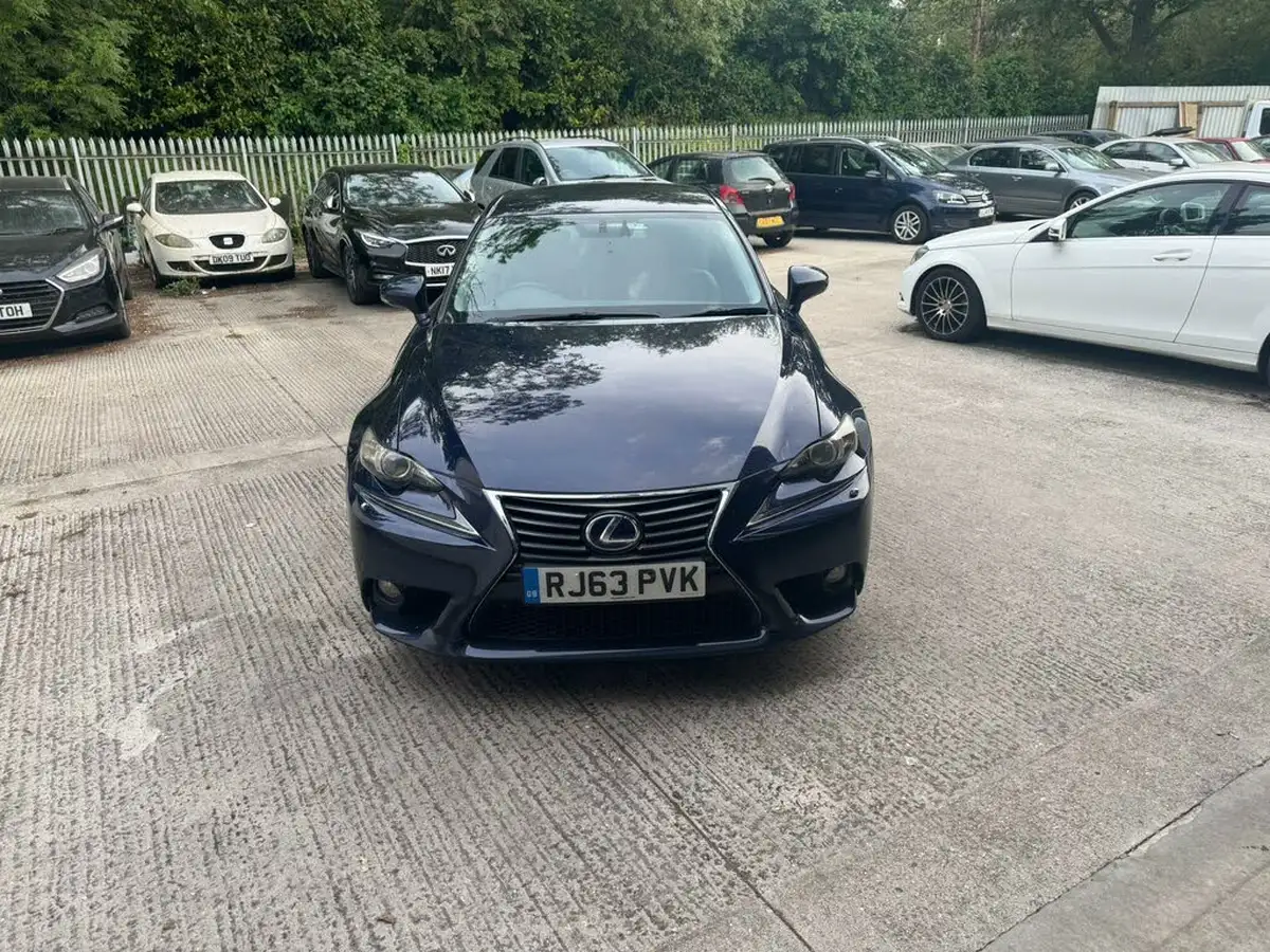 2013-lexus-is-300h-25-luxury-big-1