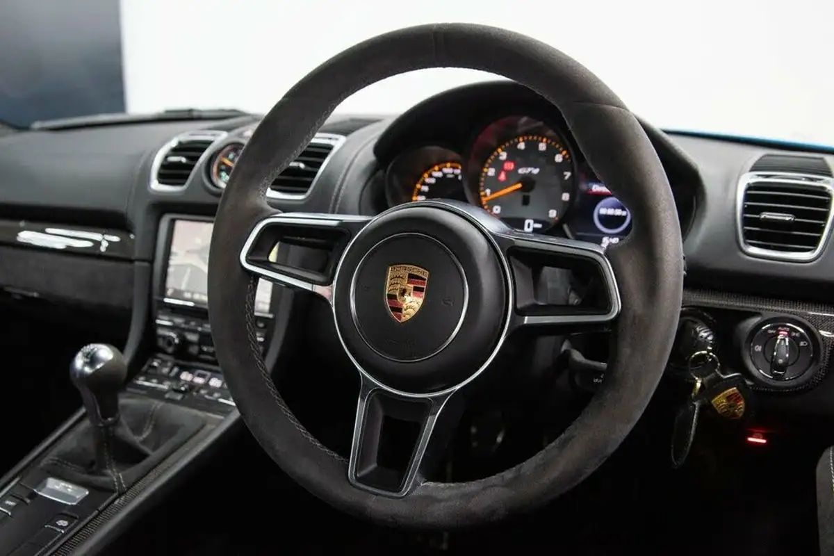2016-porsche-cayman-38-gt4-big-32