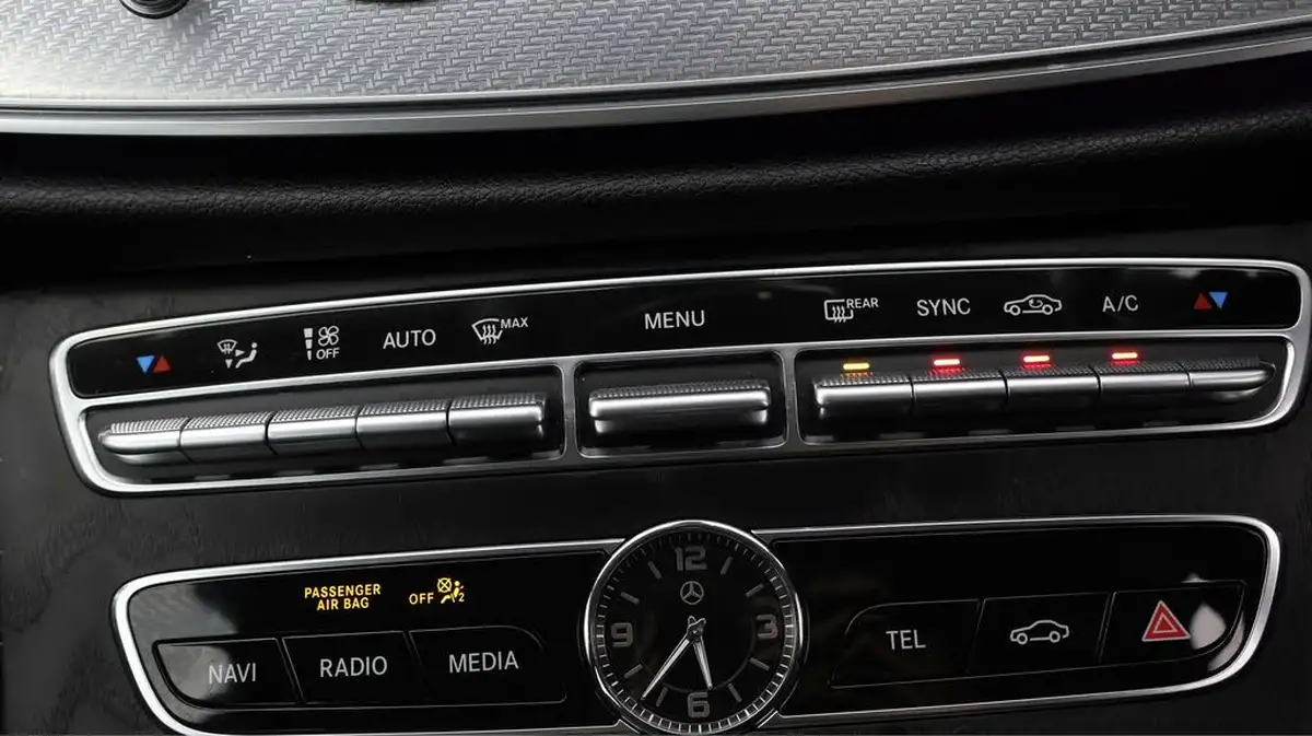 2019-mercedes-benz-e-class-20d-e220d-se-ss-saloon-4d-big-11