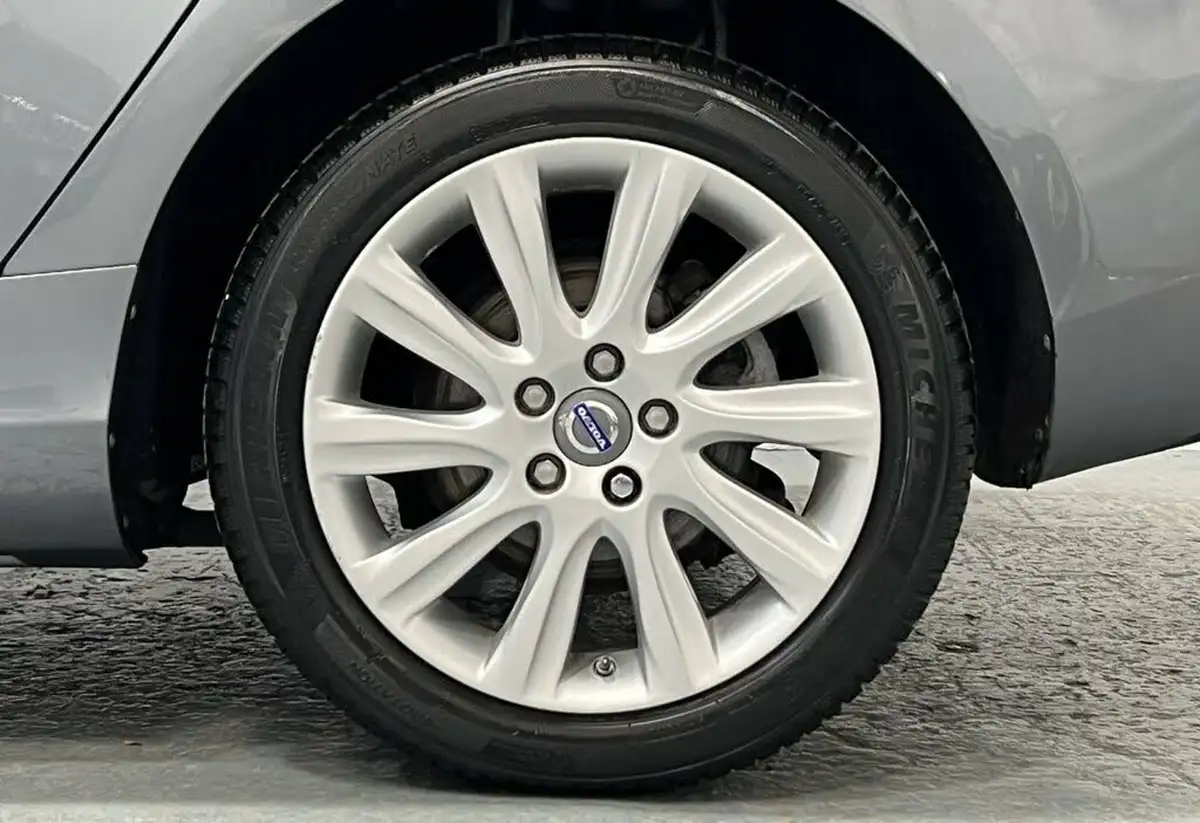 2014-volvo-v40-20td-d3-se-lux-big-36