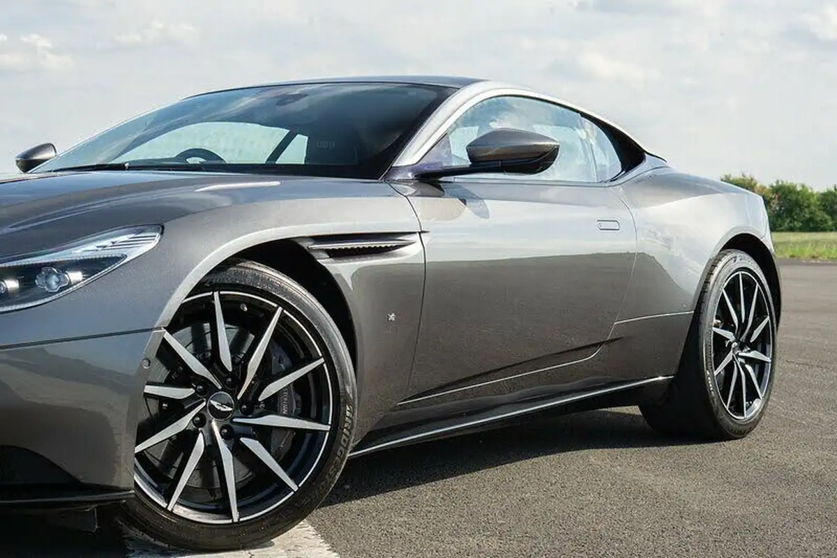 2017-aston-martin-db11-52-v12-launch-edition-big-4