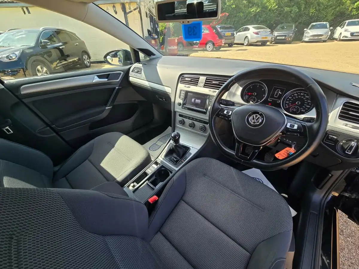 2016-volkswagen-golf-16tdi-match-105ps-bmt-ss-5d-big-9