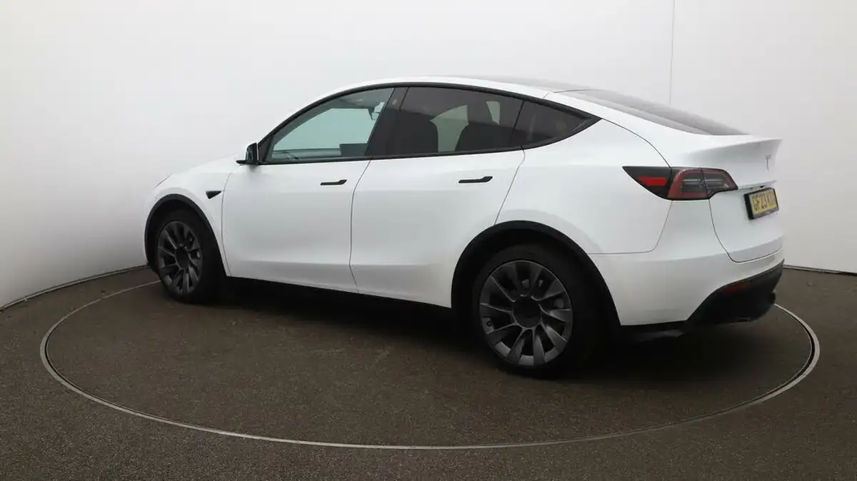2023-tesla-model-y-e-long-range-big-33