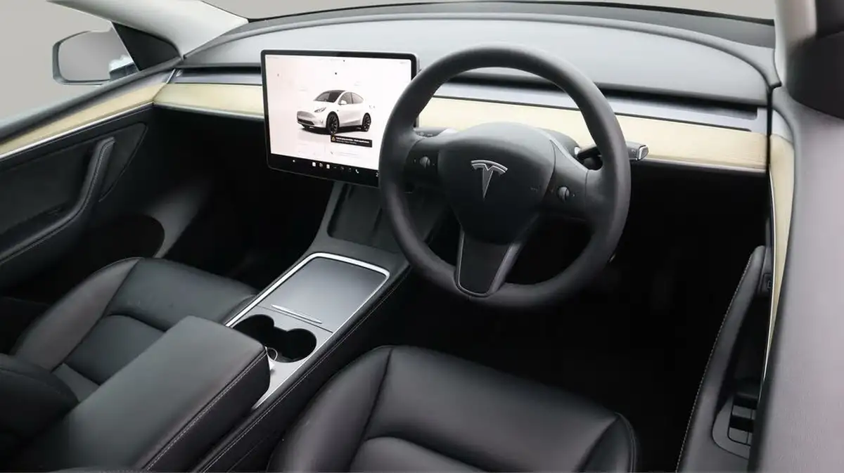 2023-tesla-model-y-e-long-range-big-9