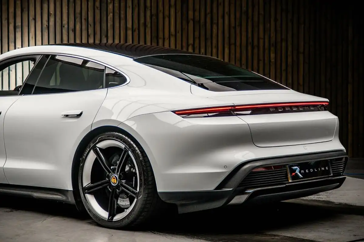 2022-porsche-taycan-e-turbo-s-big-16