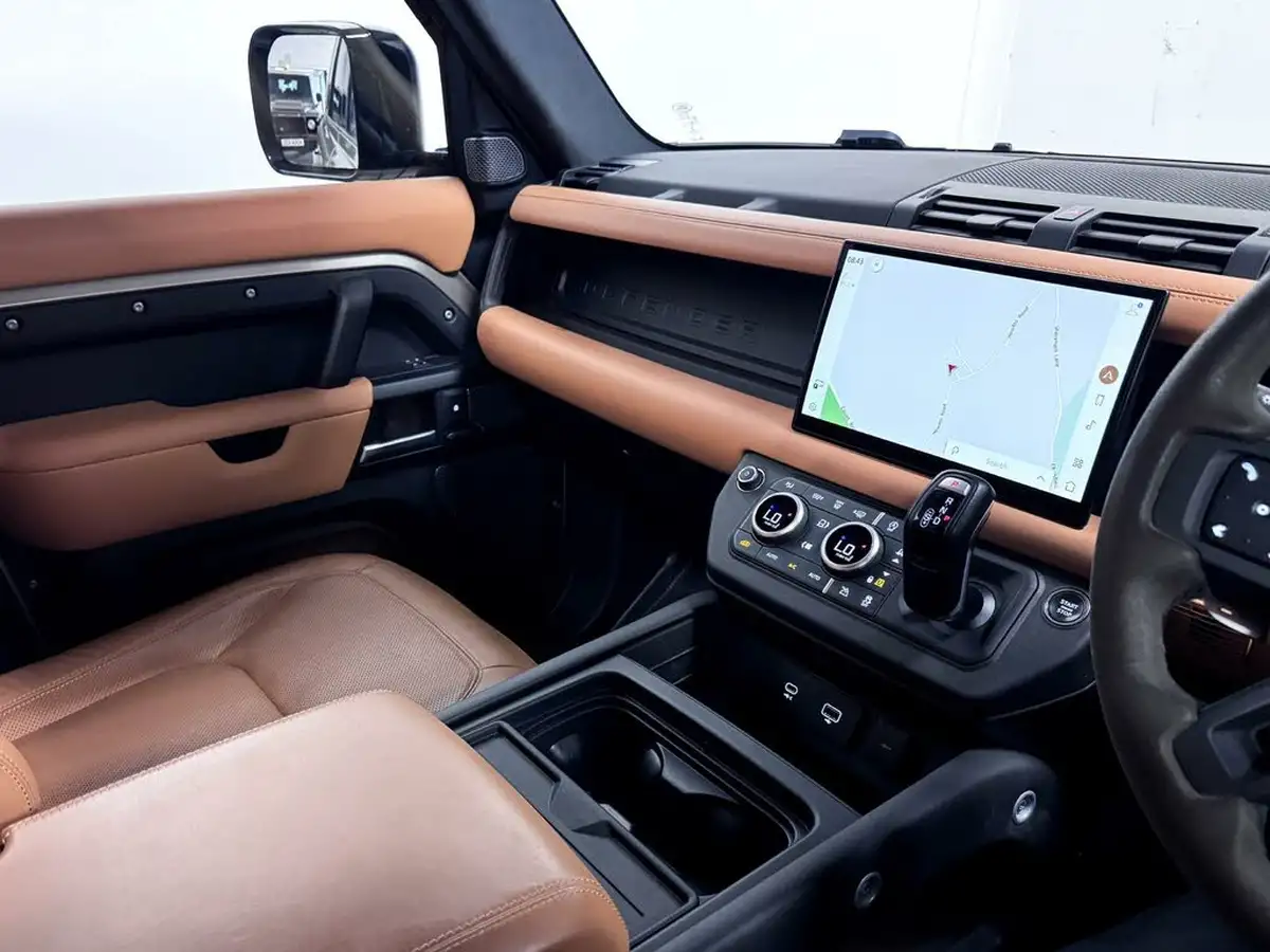 2022-land-rover-110-defender-50-p525-v8-big-38