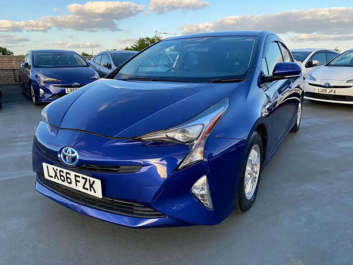 2016-toyota-prius-big-6