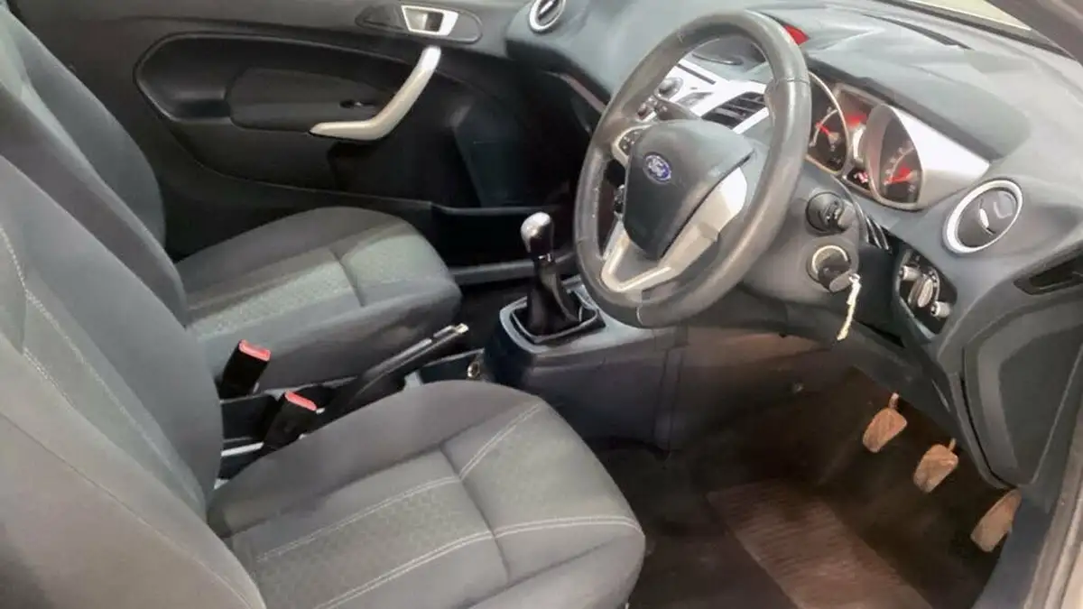2012-ford-fiesta-125-zetec-3d-big-9