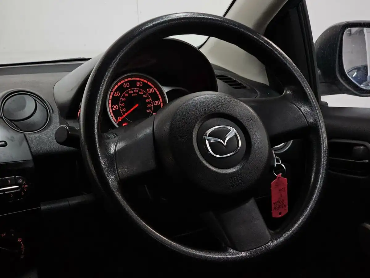 2013-mazda-mazda2-13-ts-air-con-big-25