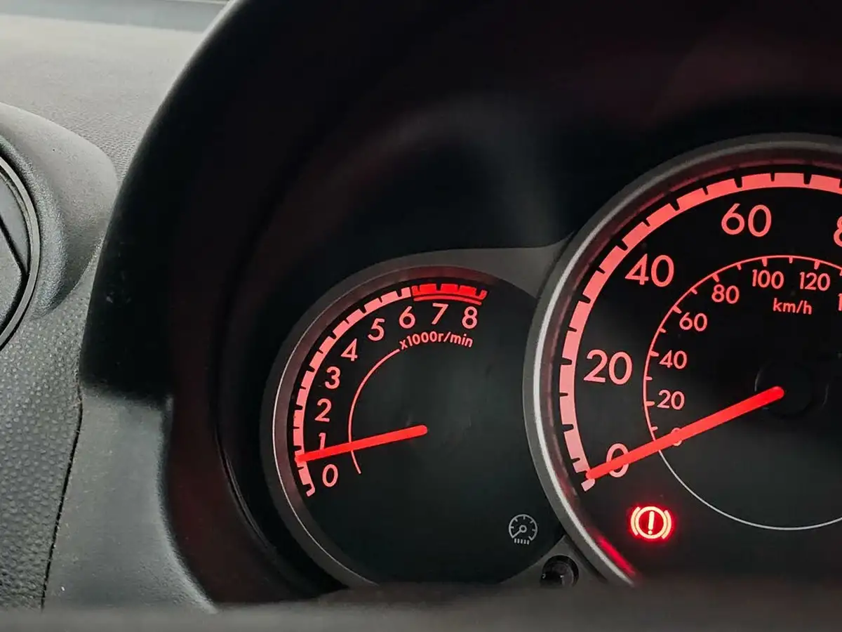2013-mazda-mazda2-13-ts-air-con-big-77