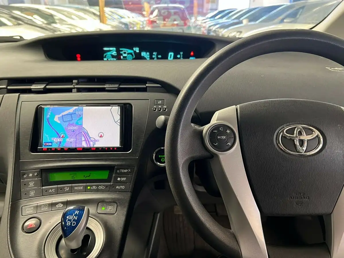 2010-toyota-prius-big-7