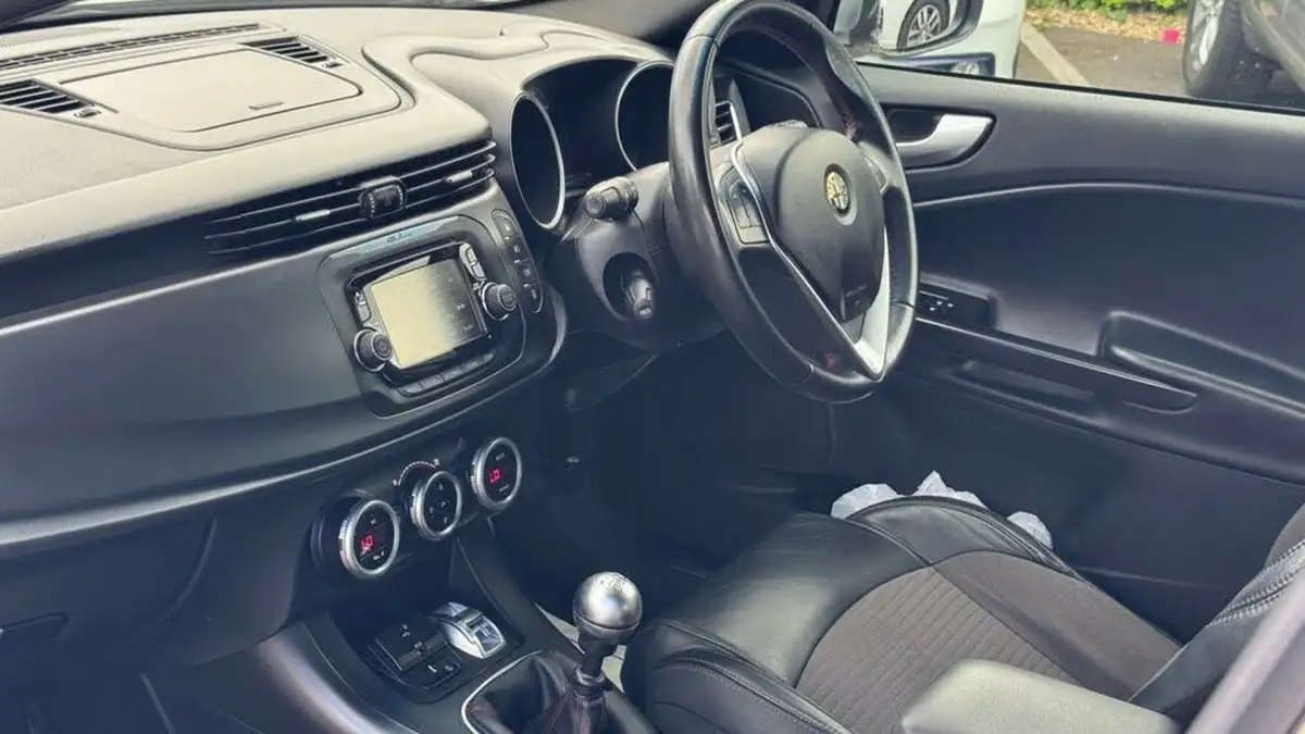 2014-alfa-romeo-giulietta-14-exclusive-big-36