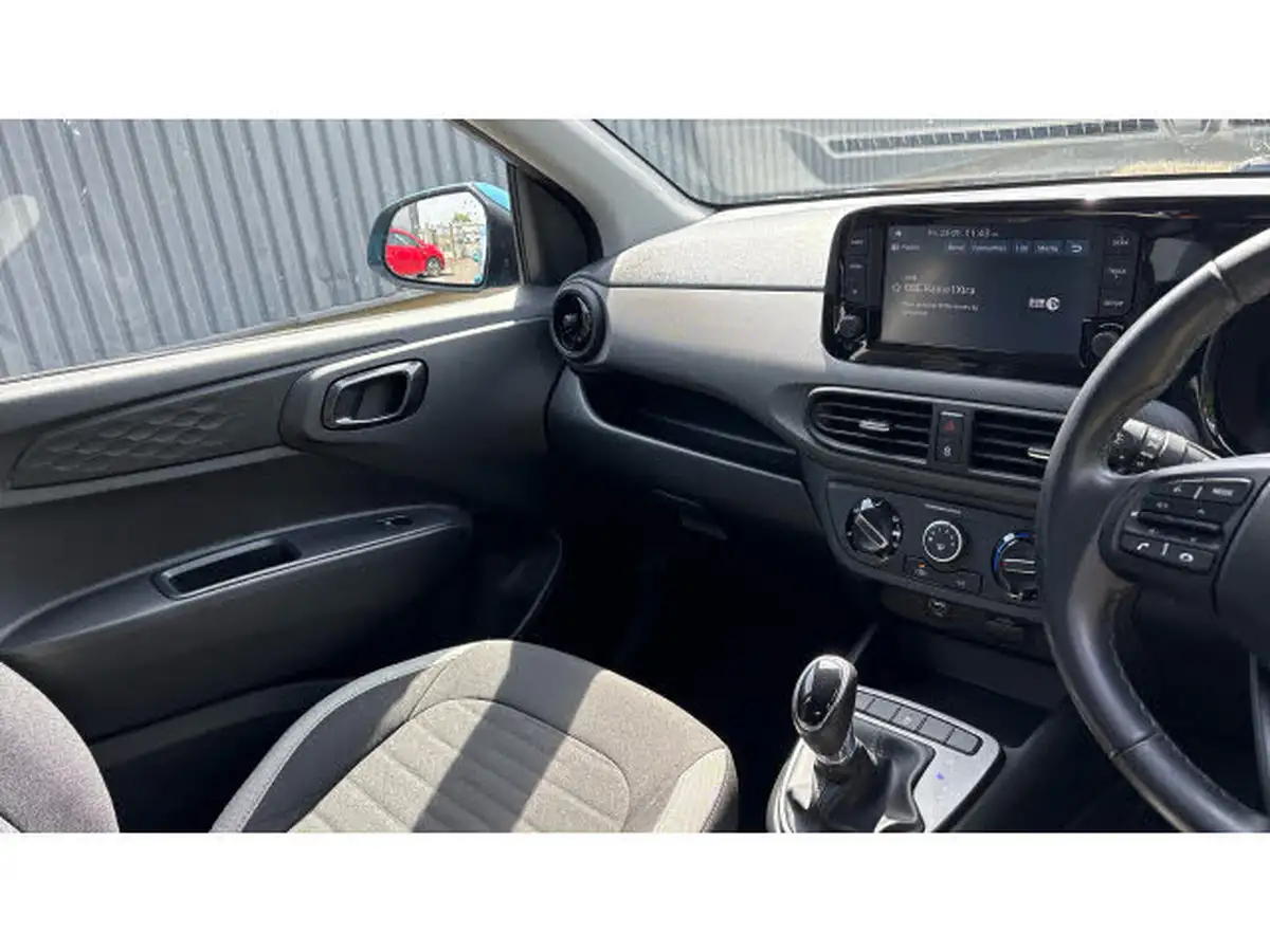 2023-hyundai-i10-12-se-connect-auto-big-13