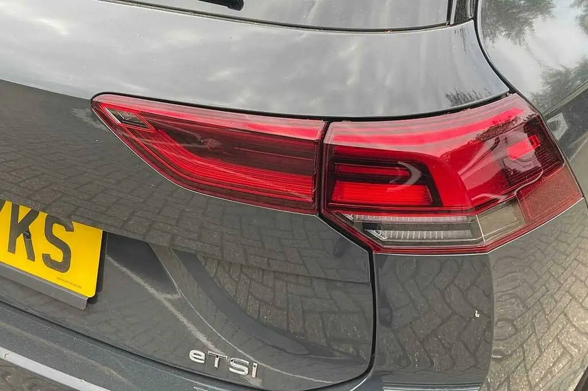 2023-volkswagen-golf-10-etsi-life-estate-big-21