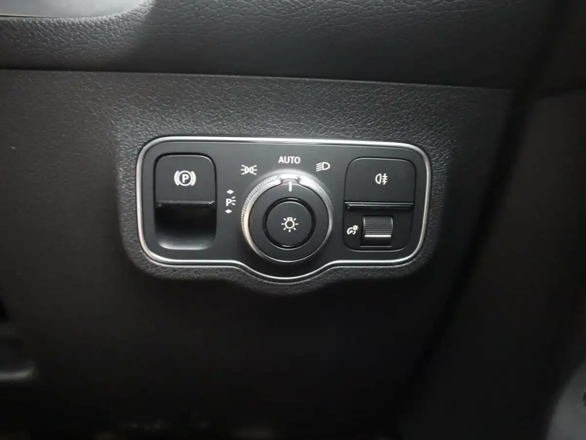 2022-mercedes-benz-glb-class-13-glb200-amg-line-7g-tronic-big-33