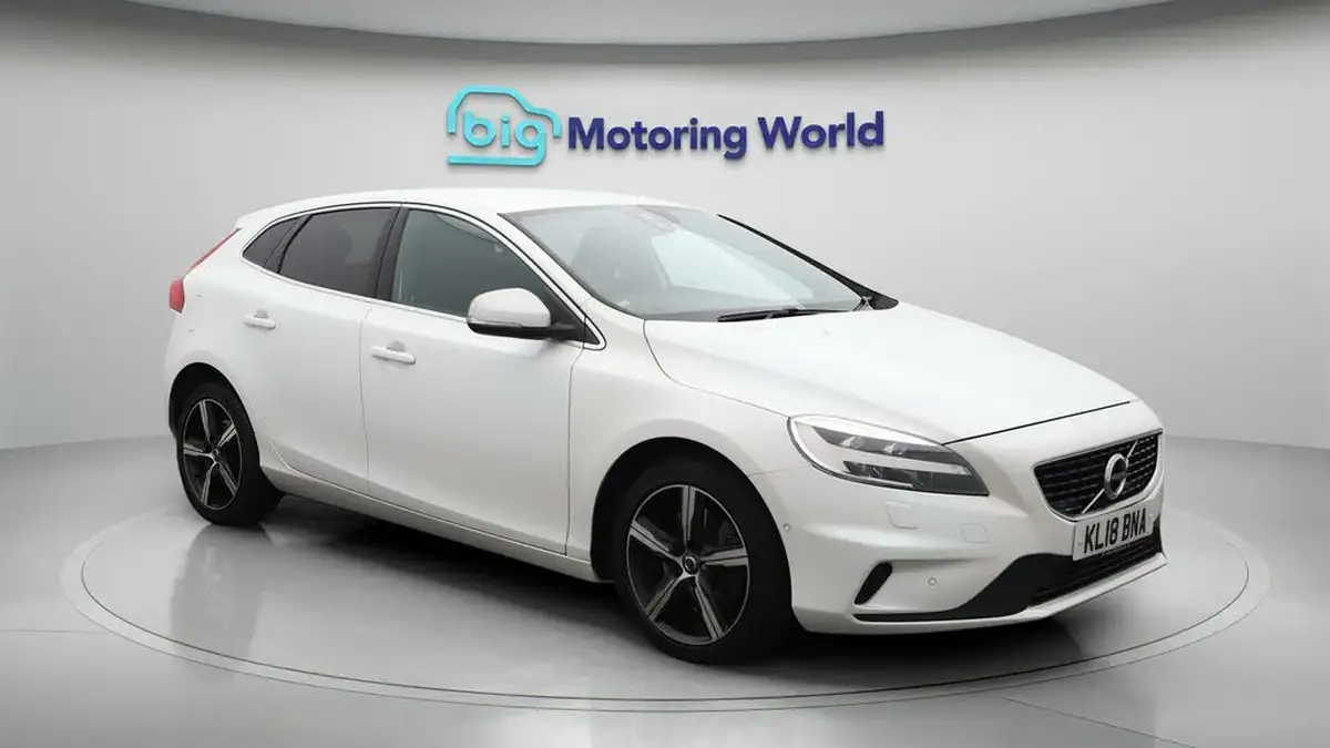 2018-volvo-v40-15-t2-r-design-nav-plus-big-0