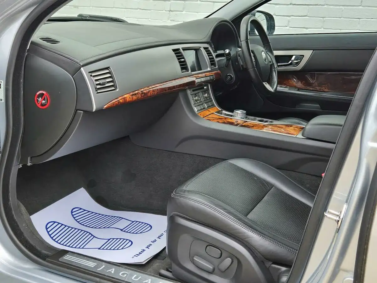 2010-jaguar-xf-30-premium-luxury-big-1