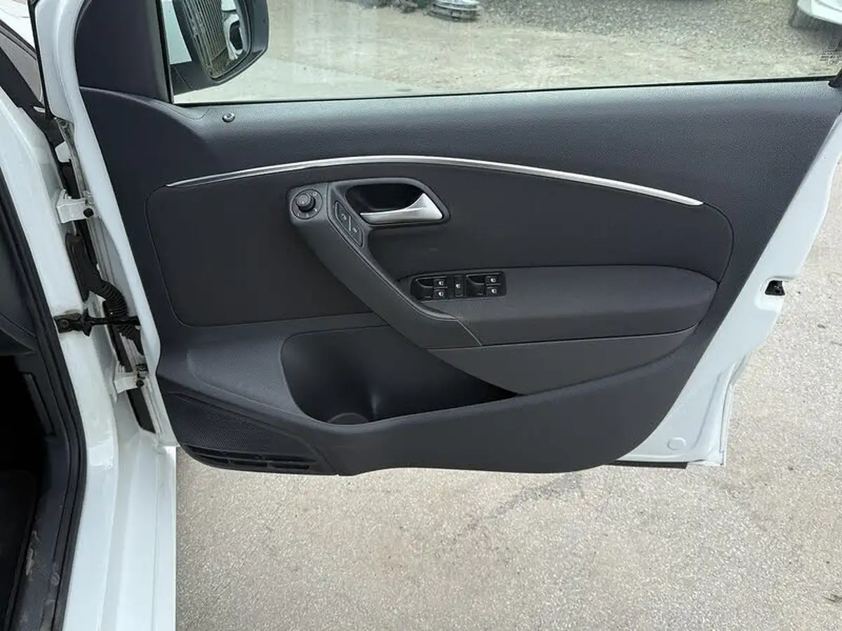 2015-volkswagen-polo-big-10