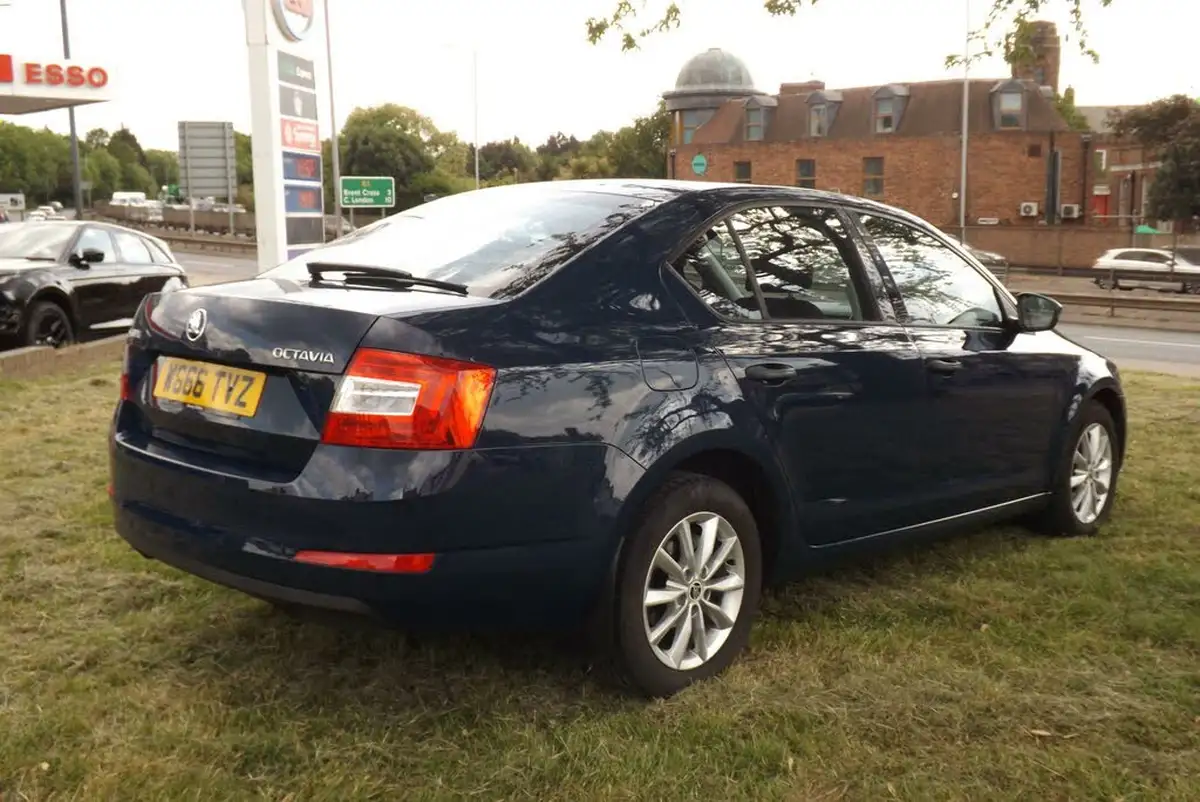 2016-skoda-octavia-10-tsi-s-hatchback-big-7